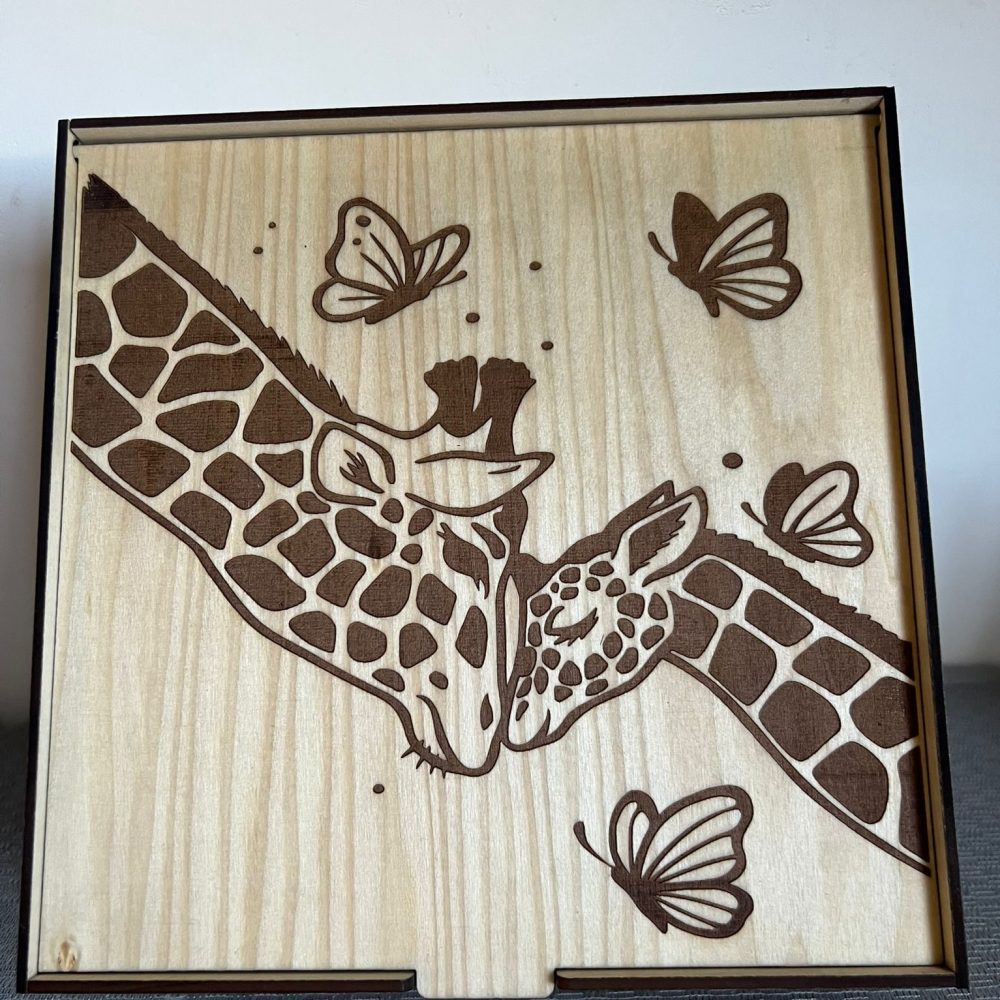 Gravēta koka kastīte “Žirafes maigums”