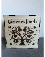 Koka krājkase ar uzrakstu "Ģimenes fonds" un gravētu koka siluetu ar sirds motīviem.