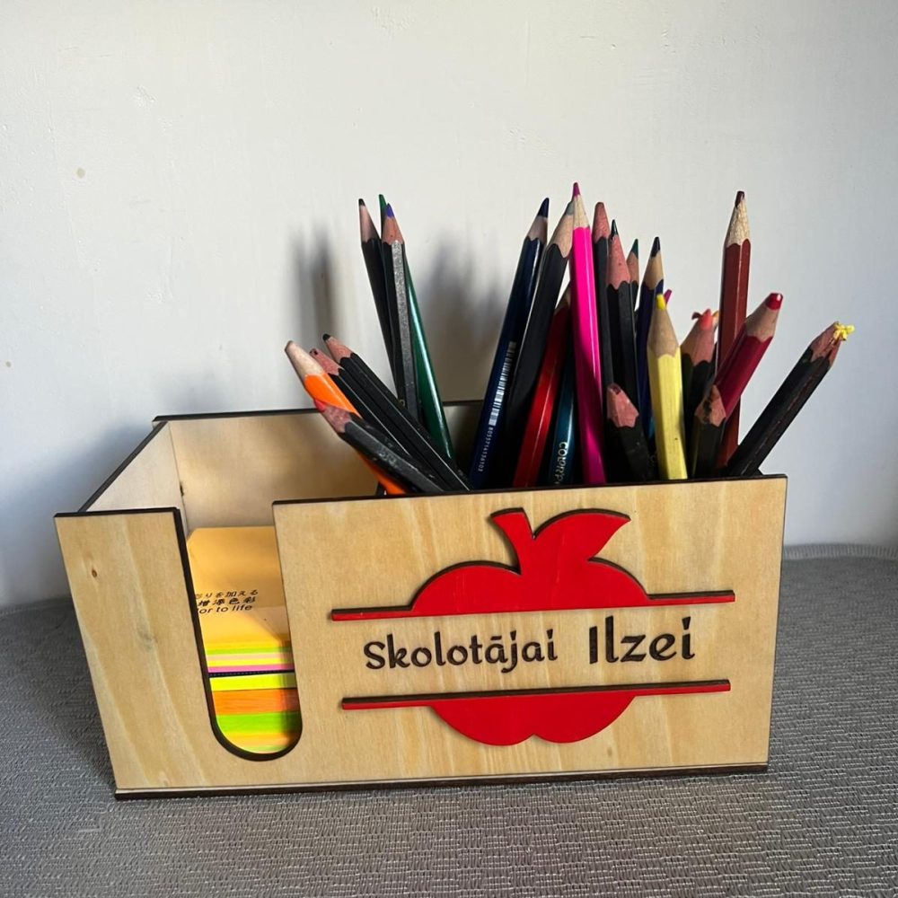 Koka galda organizators ar personalizāciju