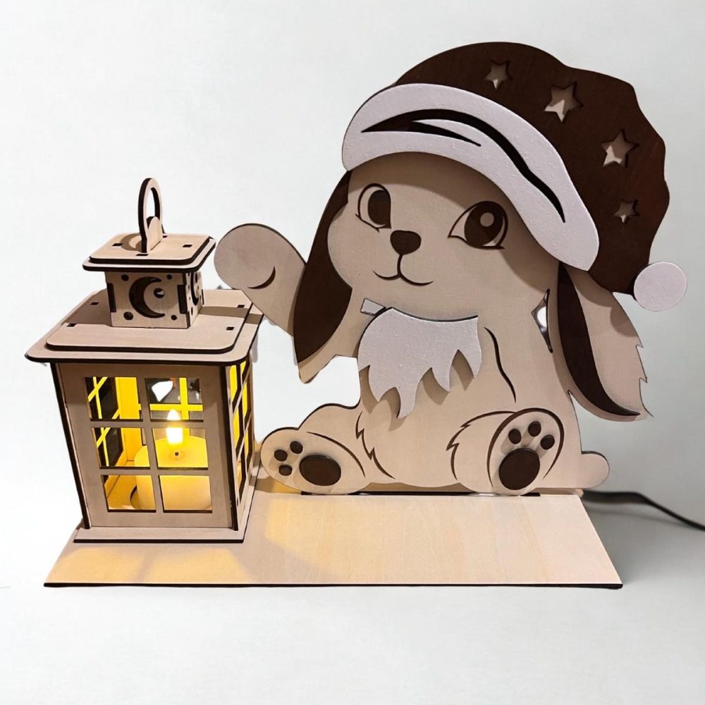 Ziemassvētku koka lampiņa ar zaķīti un laternu