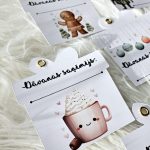 Ziemassvētku dāvanu kartītes ar uzrakstu “Dāvanas saņēmējs”, drukātas uz fotopapīra. Maigi, rotaļīgi dizaini ar ziemas motīviem – eglītēm, karstās šokolādes krūzītēm, piparkūkām ar dāvanām un citām svētku ilustrācijām.