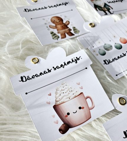Ziemassvētku dāvanu kartītes ar uzrakstu “Dāvanas saņēmējs”, drukātas uz fotopapīra. Maigi, rotaļīgi dizaini ar ziemas motīviem – eglītēm, karstās šokolādes krūzītēm, piparkūkām ar dāvanām un citām svētku ilustrācijām.