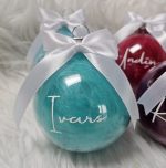 Personalizēts eglītes rotājums, ar košām spalviņām