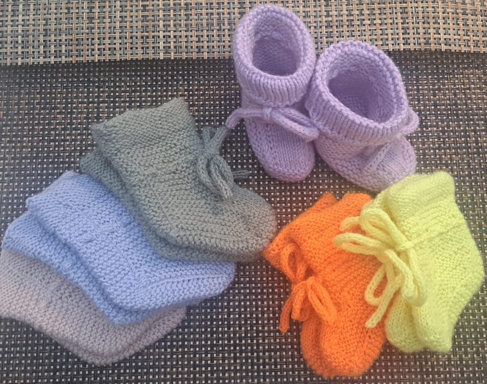 Adīti zābaciņi jaundzimušajiem ar ievērtu aukliņu