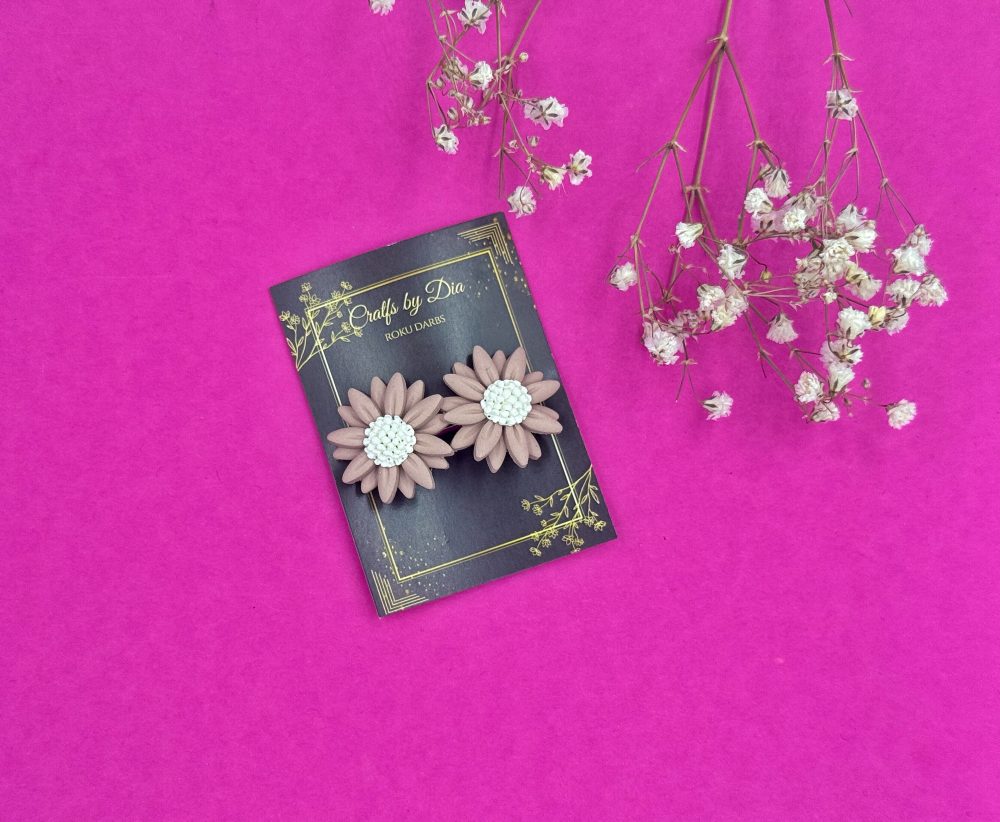 Klipšu auskari "Bēšie ziedi"