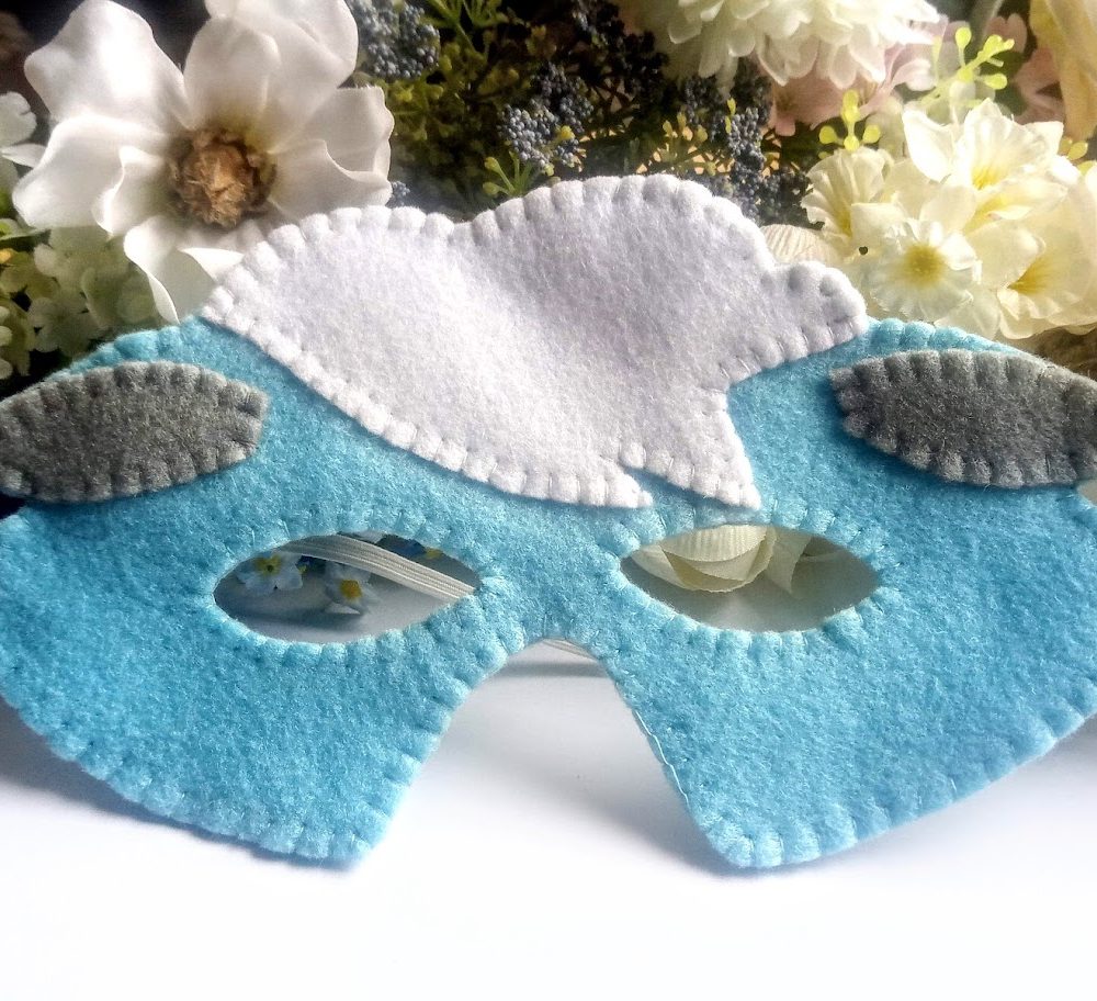 Roku darbs filca aitas maska bērniem ar pelēkām ausīm un baltu vilnas pušķi – piemērota ballītēm un karnevāliem