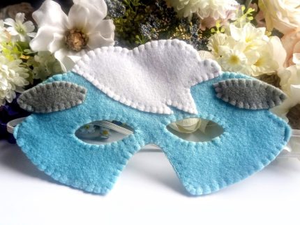 Roku darbs filca aitas maska bērniem ar pelēkām ausīm un baltu vilnas pušķi – piemērota ballītēm un karnevāliem