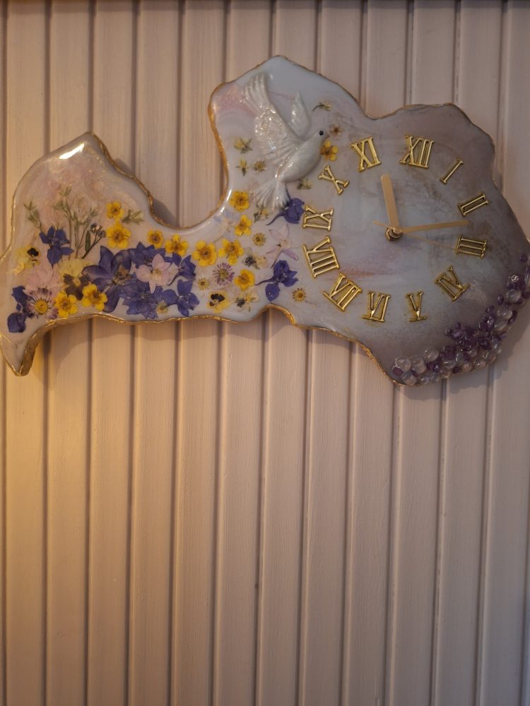 Epoksīdsveķu pulkstenis "Mana Latvija zied" ar dabīgiem kaltētiem ziediem