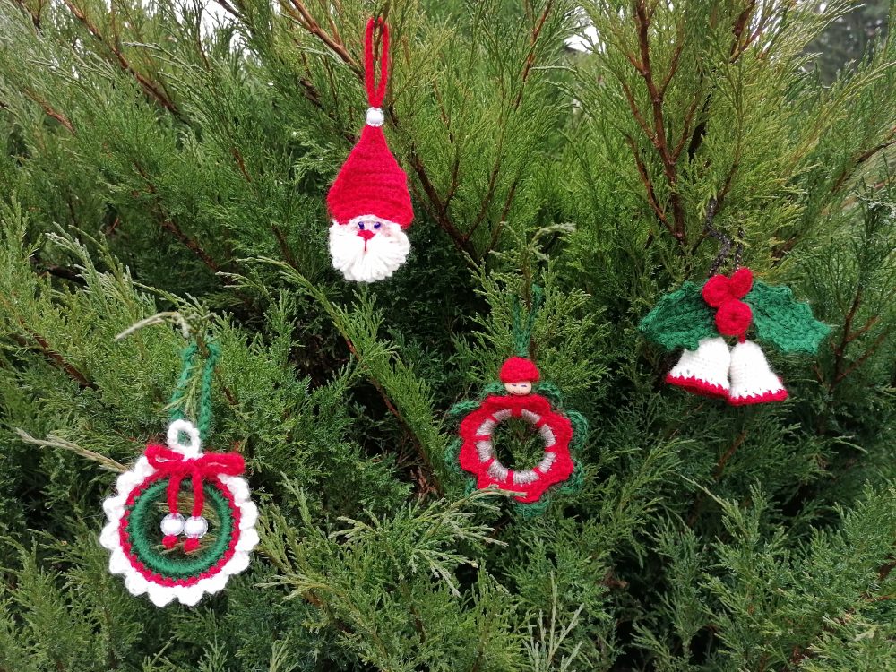 Krāsainas eglīšu rotas