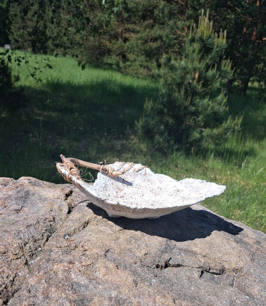 Baltā betona podiņš / trauks ar dekoru