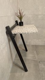 Koka stāvplaukts ar akmens virsmu, vienlīmeņa, raibi melnbaltais