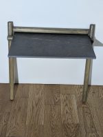 Koka stāvplaukts ar akmens virsmu, vienlīmeņa, tumšs ar oranžiem toņiem - Attēls 2