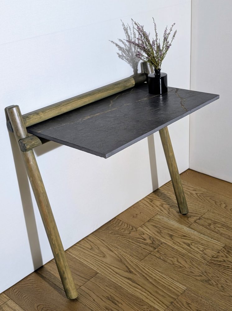 Koka stāvplaukts ar akmens virsmu, vienlīmeņa, tumšs ar oranžiem toņiem