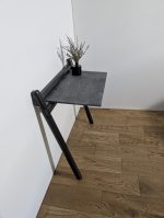 Koka stāvplaukts ar akmens virsmu, vienlīmeņa, tumšs grafīts ar reljefu