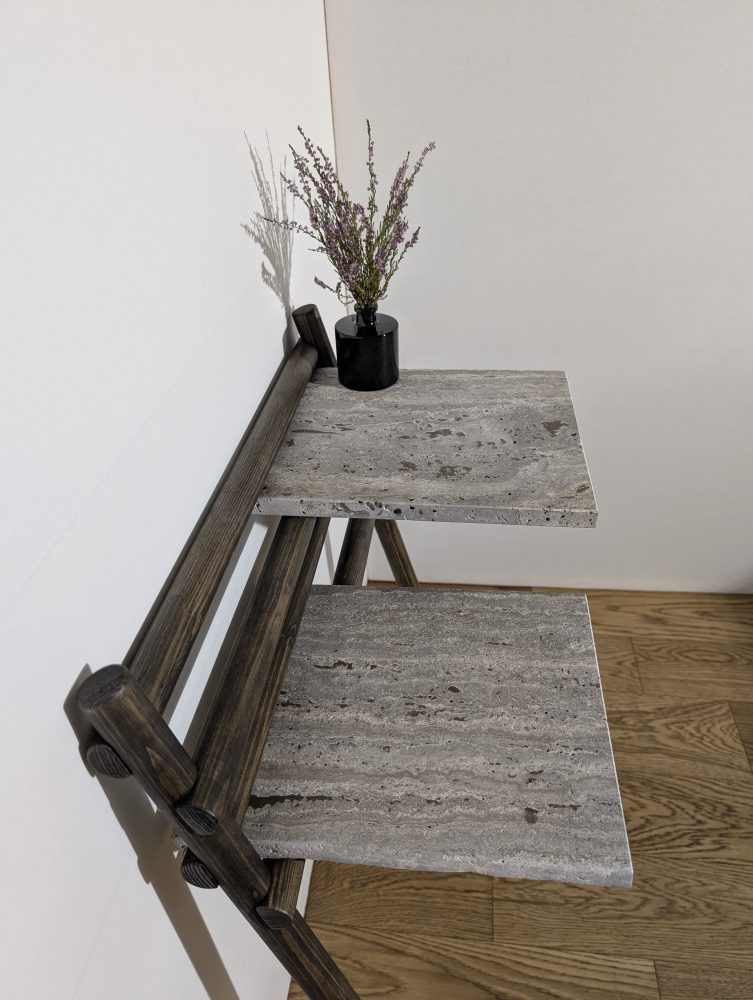 Koka stāvplaukts ar akmens virsmu, divlīmeņu, gaiši pelēks