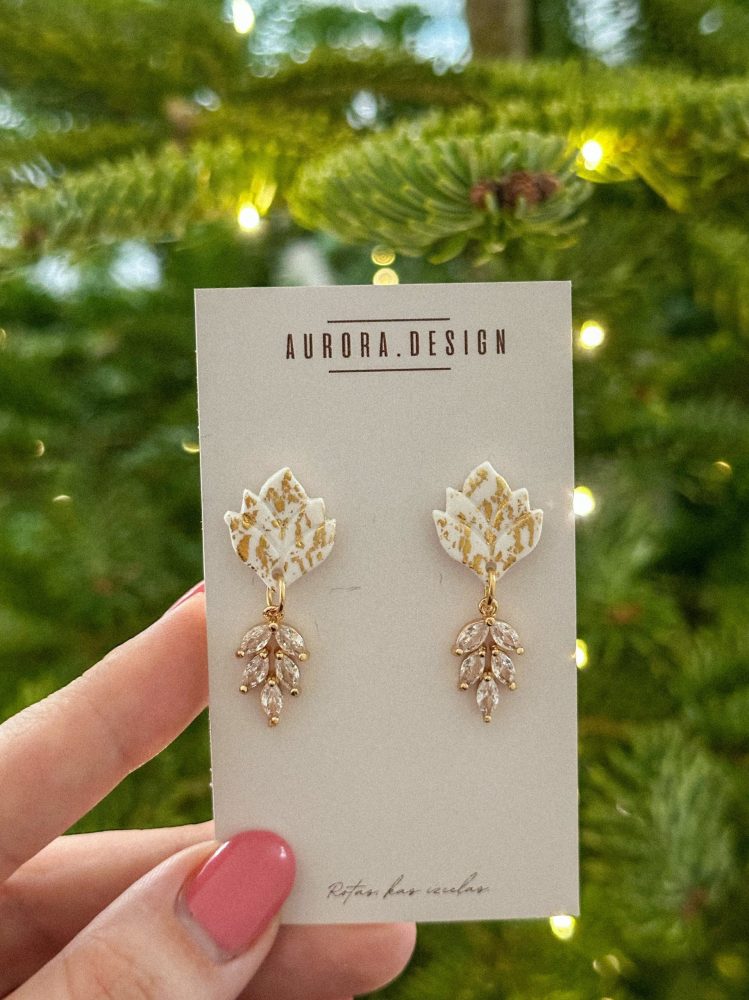 auskari balti ar zeltu