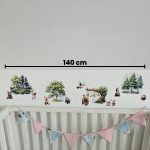 Meža dzīvnieku līmpapīra sienas uzlīmes bērnu istabā – lapsa, lācis, stirna, putni un koki izvietoti bērnu gultiņas garumā uz gaišas sienas.