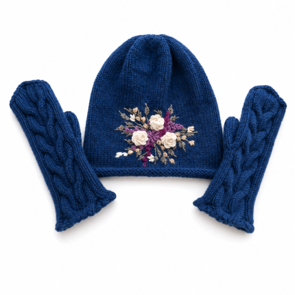 Sieviešu cimdi ar pīnēm un cepure ar izšuvumu