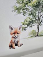 Meža dzīvnieku līmpapīra sienas uzlīmes bērnu istabā – lapsa, lācis, stirna, putni un koki izvietoti bērnu gultiņas garumā uz gaišas sienas.