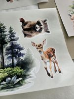 Meža dzīvnieku līmpapīra sienas uzlīmes bērnu istabā – lapsa, lācis, stirna, putni un koki izvietoti bērnu gultiņas garumā uz gaišas sienas.