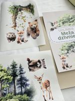 Meža dzīvnieku līmpapīra sienas uzlīmes bērnu istabā – lapsa, lācis, stirna, putni un koki izvietoti bērnu gultiņas garumā uz gaišas sienas.