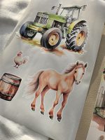 Fermas dzīvnieku līmpapīra sienas uzlīmes bērnu istabā ar govi, jēru, kazlēnu, cāli, kaķēnu un fermas ēkām, izvietotas virs bērnu gultiņas.