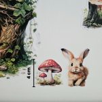 Meža dzīvnieku līmpapīra sienas uzlīmes bērnu istabā – lapsa, lācis, stirna, putni un koki izvietoti bērnu gultiņas garumā uz gaišas sienas.