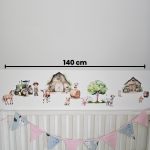 Fermas dzīvnieku līmpapīra sienas uzlīmes bērnu istabā ar govi, jēru, kazlēnu, cālīti, kaķēnu un fermas ēkām, izvietotas virs bērnu gultiņas.