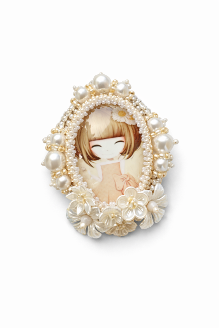 kameja broša ar pērlītēm piespraude