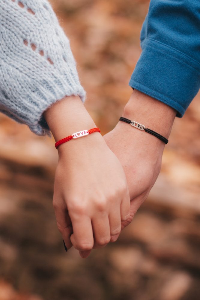 Draudzības rokassprādzes, ar tekstu "LOVE"