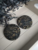 melni auskari ar zeltu