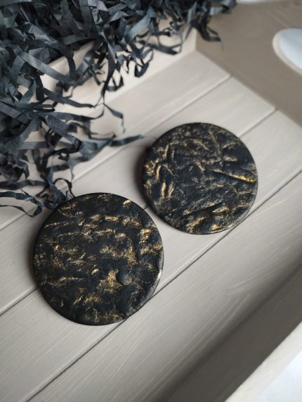 melni auskari ar zeltu