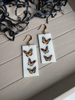 auskari ar taureņiem