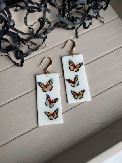 auskari ar taureņiem