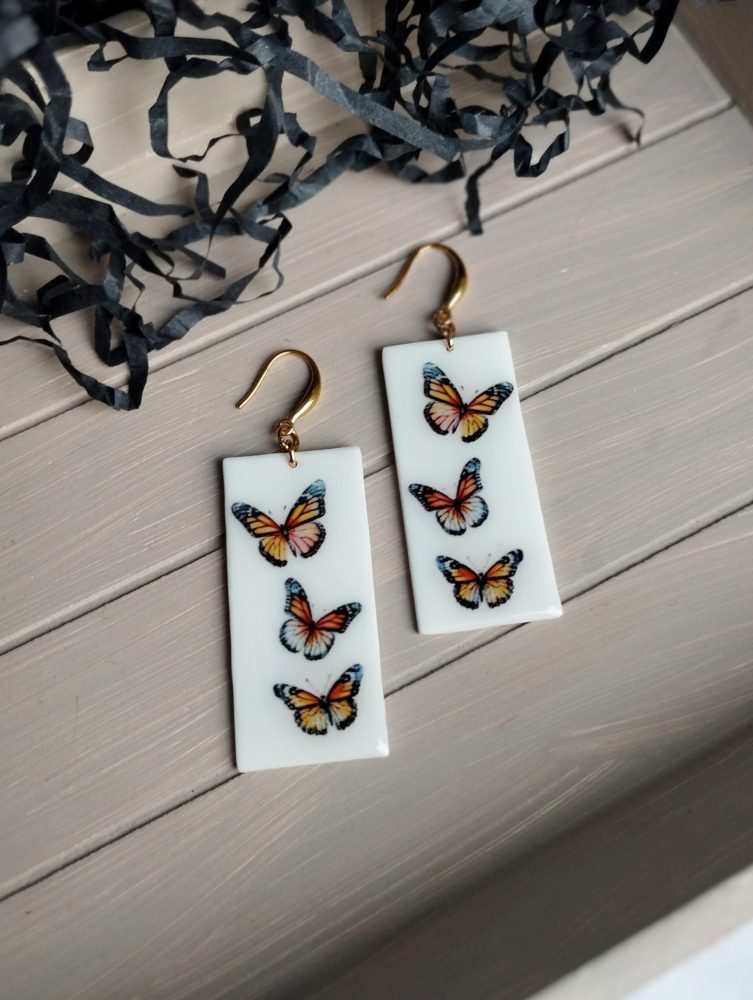 auskari ar taureņiem