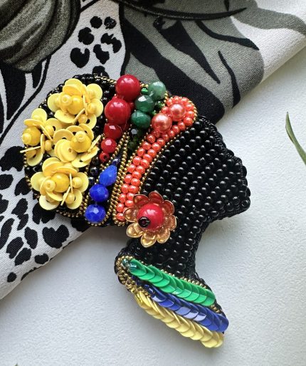 Broša ar krāsainām stikla pērlītēm, roku darbs vienā eksemplārā.
