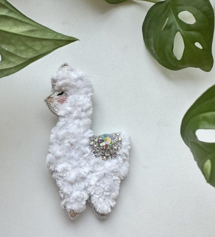 broša piespraude lama