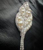 balta pērļu broša