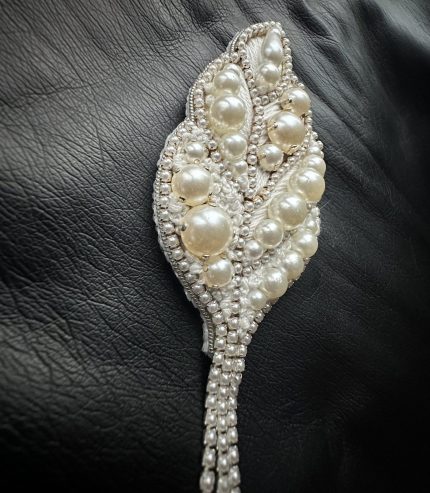 balta pērļu broša
