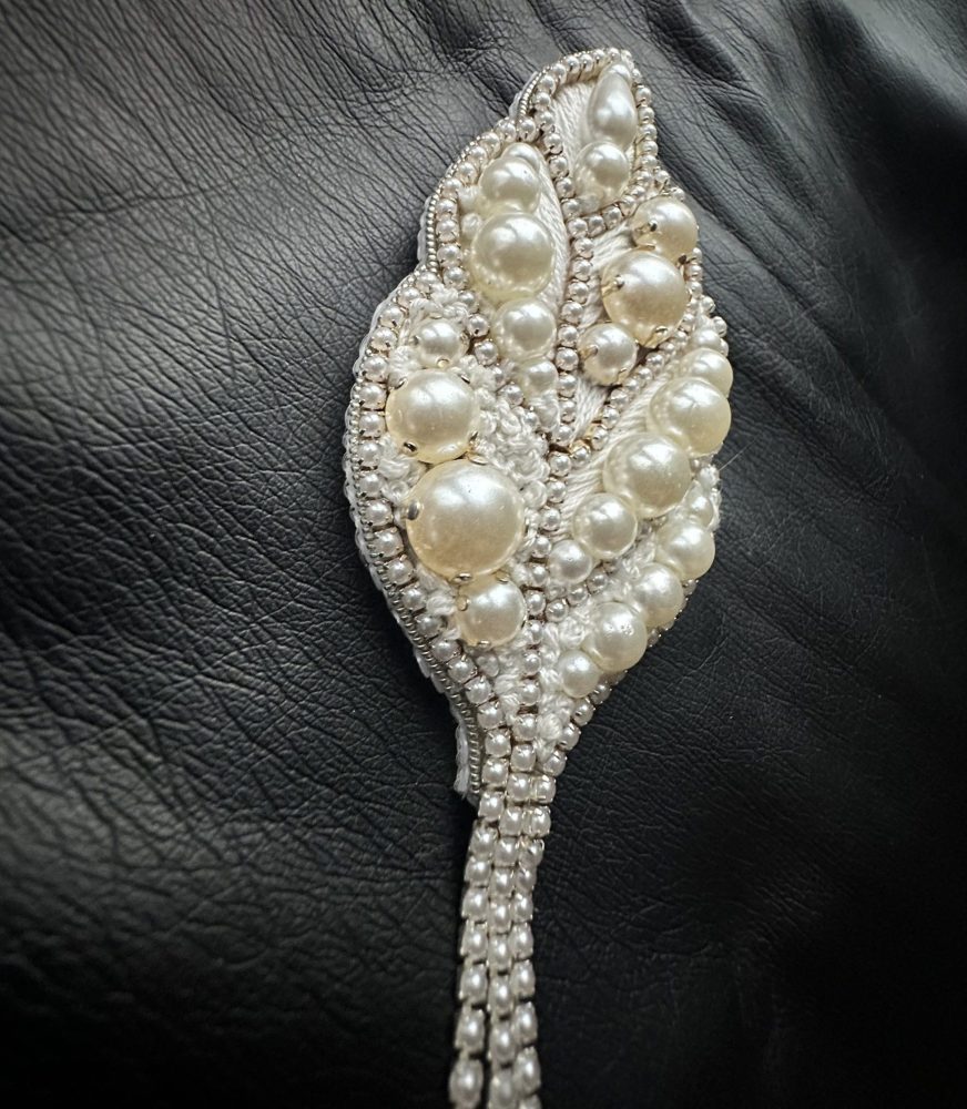 balta pērļu broša