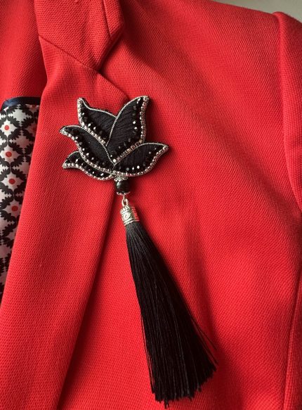 melna broša ar ziedu melnu