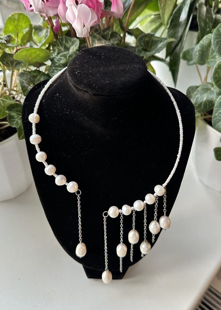 kaklarota ar pērlēm