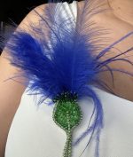 broša ar zilām spalvām