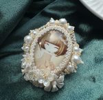 kameja broša ar pērlītēm piespraude