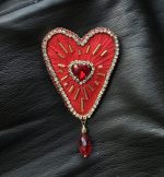 sarkana broša sirds