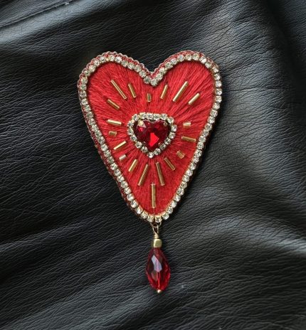 sarkana broša sirds