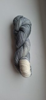 Ar rokām krāsota zeķu dzija PELĒKA, 100g - Attēls 2