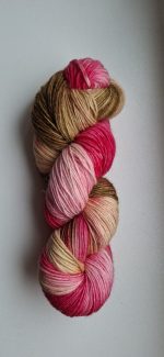 Ar rokām krāsota zeķu dzija ROZĀ, 100g - Attēls 2