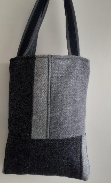 liela vilnas auduma soma pelēka