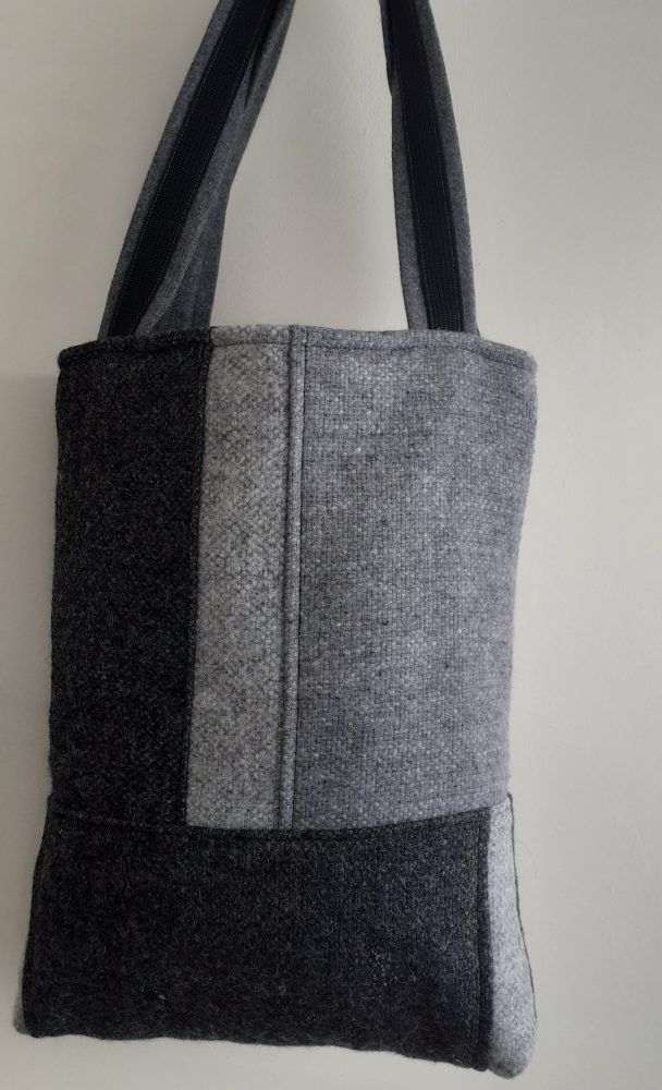 liela vilnas auduma soma pelēka